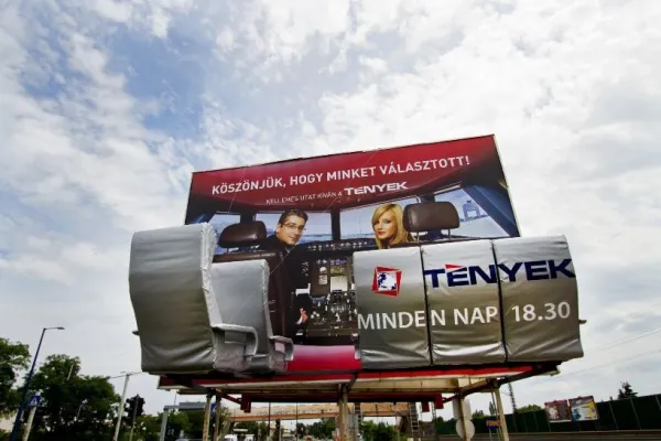 Gigantikus Tények plakát Ferihegyen