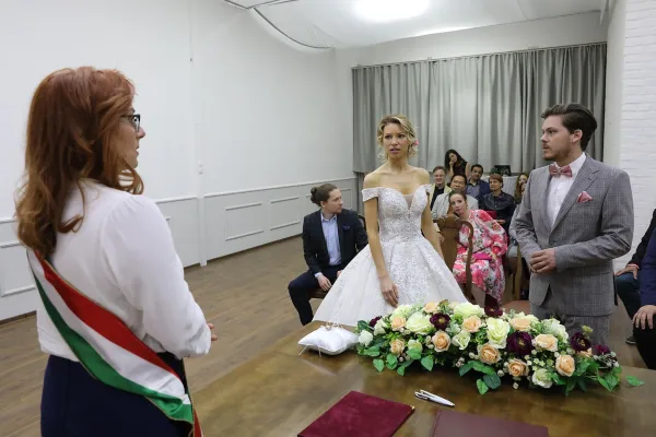 Sztárszereplők és elképesztő sztorik az Oltári történetekben
