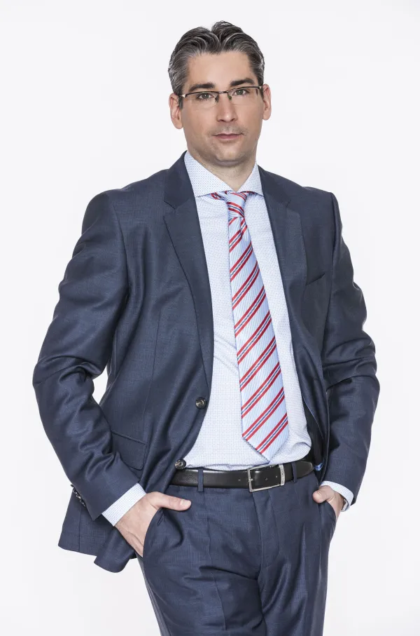 Búcsúzik a Tényektől Azurák Csaba